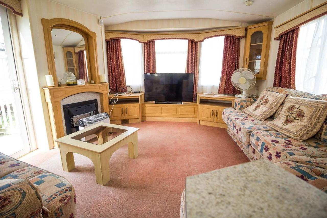 6 Berth Caravan With Decking Nearby Heacham Beach In Norfolk Ref 21047A Hotell Exteriör bild