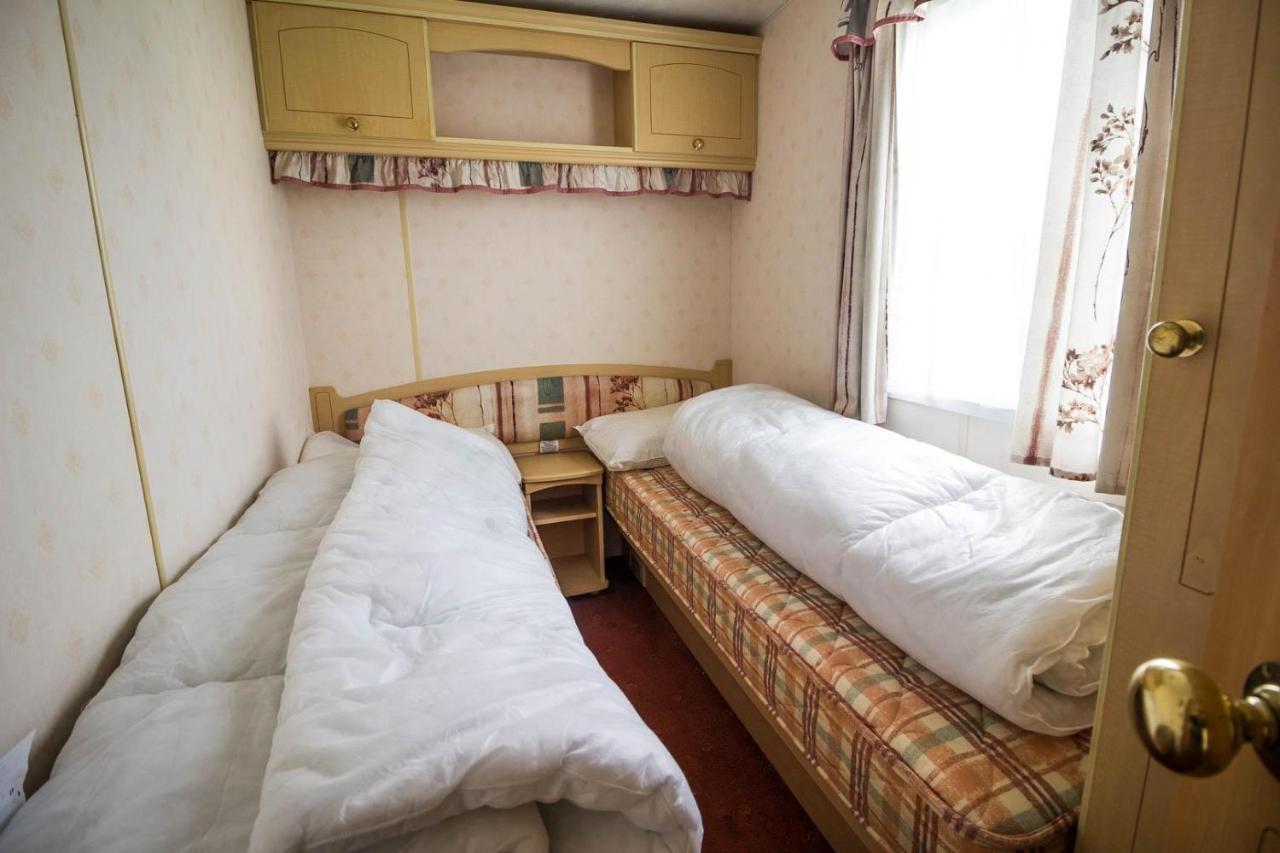 6 Berth Caravan With Decking Nearby Heacham Beach In Norfolk Ref 21047A Hotell Exteriör bild