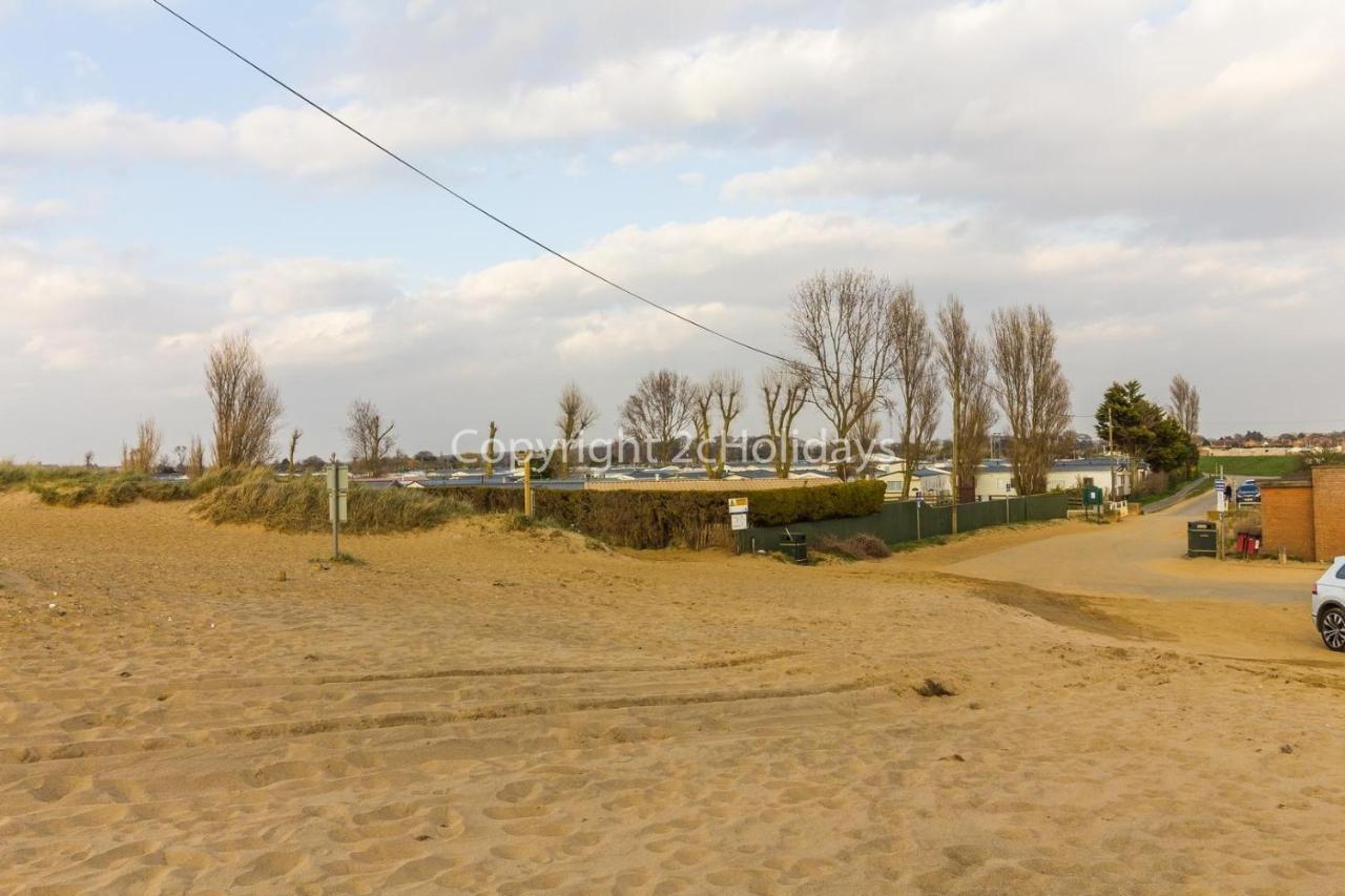 6 Berth Caravan With Decking Nearby Heacham Beach In Norfolk Ref 21047A Hotell Exteriör bild