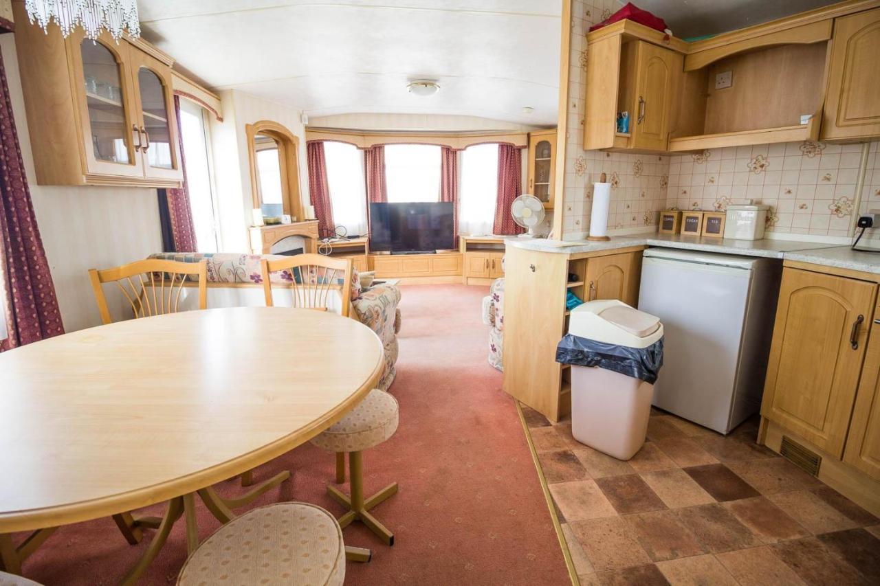 6 Berth Caravan With Decking Nearby Heacham Beach In Norfolk Ref 21047A Hotell Exteriör bild