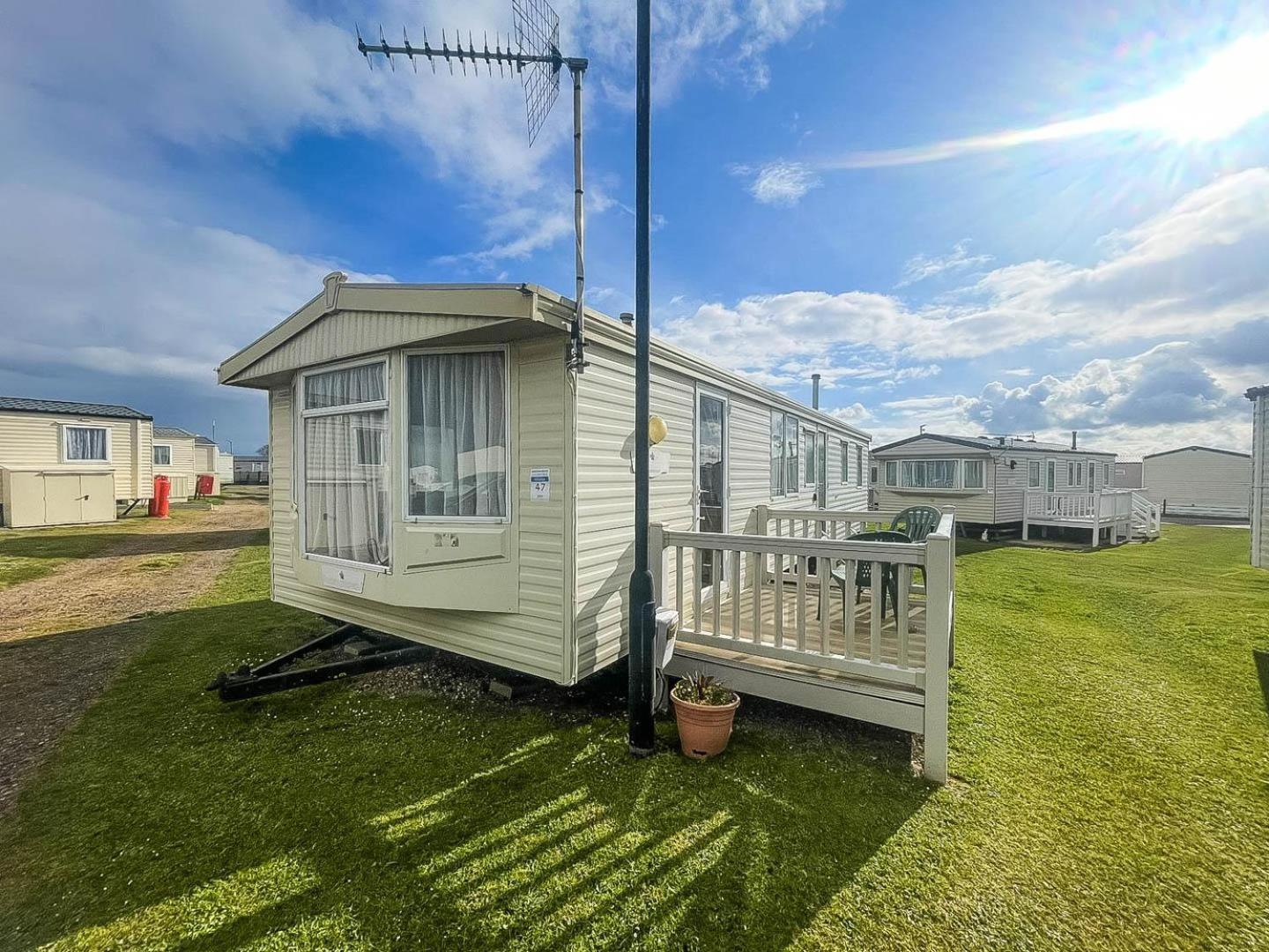 6 Berth Caravan With Decking Nearby Heacham Beach In Norfolk Ref 21047A Hotell Exteriör bild